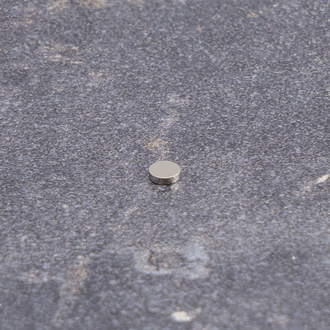 legatoria Calamita diametro 4mm. spessore 5mm Calamita cilindrica in ferrite diametro 4mm, spessore 1mm (forza di attrazione: 250g).