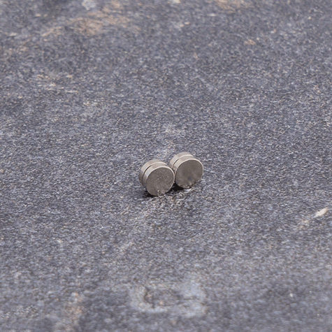 legatoria Calamita diametro 4mm. spessore 5mm Calamita cilindrica in ferrite diametro 4mm, spessore 1mm (forza di attrazione: 250g).