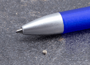 legatoria Calamita diametro 2mm. spessore 1mm Calamita cilindrica in ferrite diametro 2mm, spessore 1mm (forza di attrazione: 110g).