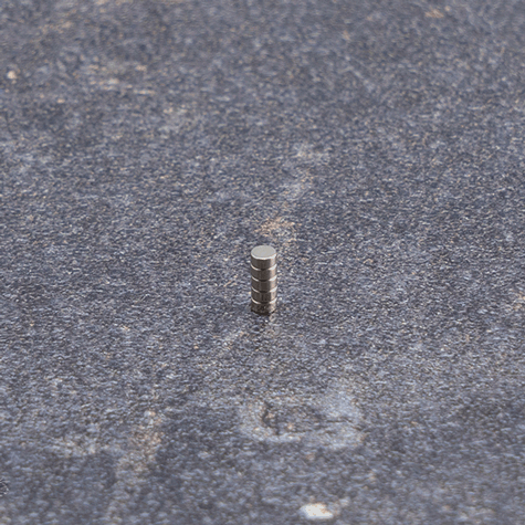 legatoria Calamita diametro 2mm. spessore 1mm Calamita cilindrica in ferrite diametro 2mm, spessore 1mm (forza di attrazione: 110g).