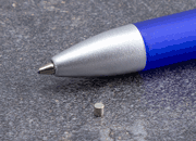 legatoria Calamita diametro 2mm. spessore 2mm Calamita cilindrica in ferrite diametro 2mm, spessore 2mm (forza di attrazione: 150g).