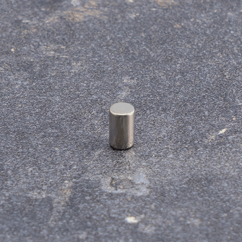 legatoria Calamita diametro 5mm. spessore 8mm Calamita cilindrica in ferrite diametro 5mm, spessore 8mm (forza di attrazione: 1100g).