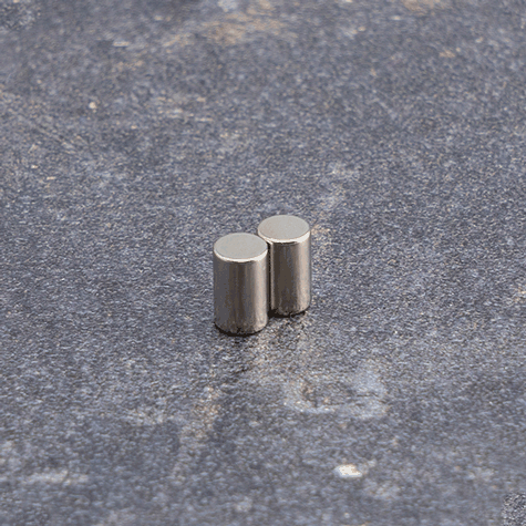 legatoria Calamita diametro 5mm. spessore 8mm Calamita cilindrica in ferrite diametro 5mm, spessore 8mm (forza di attrazione: 1100g).