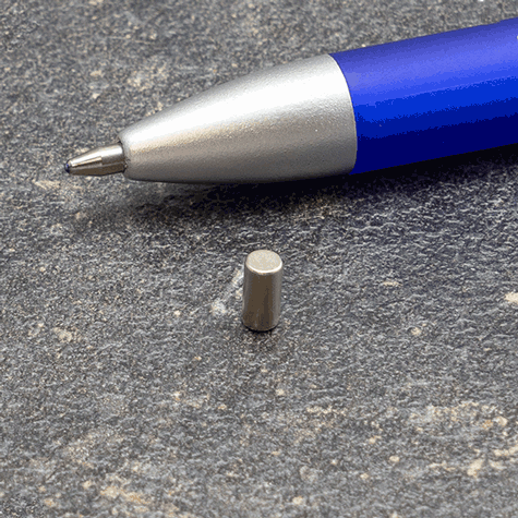 legatoria Calamita diametro 3mm. spessore 6mm Calamita cilindrica in ferrite diametro 3mm, spessore 6mm (forza di attrazione: 400g).