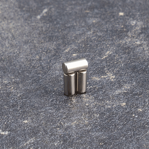 legatoria Calamita diametro 3mm. spessore 6mm Calamita cilindrica in ferrite diametro 3mm, spessore 6mm (forza di attrazione: 400g).