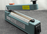 legatoria Saldatrice per polietilene, luce 200mm Saldatrice a impulsi per polietilene, per buste larghe fino a 200mm,  220V, 350W, con cutter integrato. LEG3840