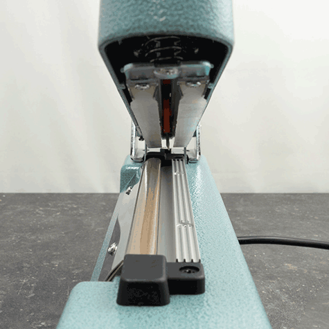 legatoria Saldatrice per polietilene, luce 200mm Saldatrice a impulsi per polietilene, per buste larghe fino a 200mm,  220V, 350W, con cutter integrato..