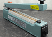 legatoria Saldatrice per polietilene, luce 300mm Saldatrice a impulsi per polietilene, per buste larghe fino a 300mm, 220V, 540W, con cutter integrato. LEG3841