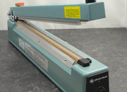 legatoria Saldatrice per polietilene, luce 400mm Saldatrice a impulsi per polietilene, per buste larghe fino a 400mm, 220V, 750W, con cutter integrato. LEG3842