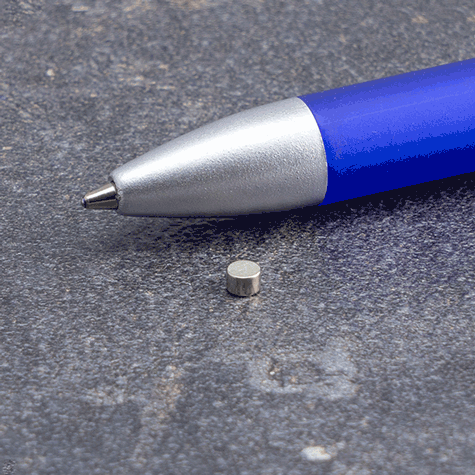 legatoria Calamita diametro 3mm. spessore 2mm Calamita cilindrica in ferrite diametro 3mm, spessore 2mm (forza di attrazione: 160g).