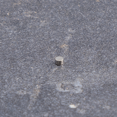 legatoria Calamita diametro 3mm. spessore 2mm Calamita cilindrica in ferrite diametro 3mm, spessore 2mm (forza di attrazione: 160g).