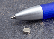 legatoria Calamita diametro 5mm. spessore 2mm Calamita cilindrica in ferrite diametro 5mm, spessore 2mm (forza di attrazione: 680g).