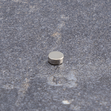 legatoria Calamita diametro 5mm. spessore 2mm Calamita cilindrica in ferrite diametro 5mm, spessore 2mm (forza di attrazione: 680g).
