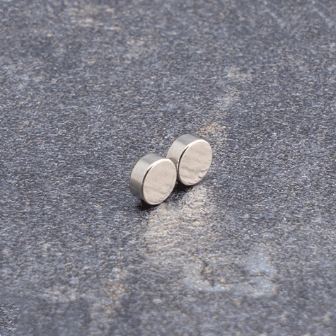 legatoria Calamita diametro 5mm. spessore 2mm Calamita cilindrica in ferrite diametro 5mm, spessore 2mm (forza di attrazione: 680g).