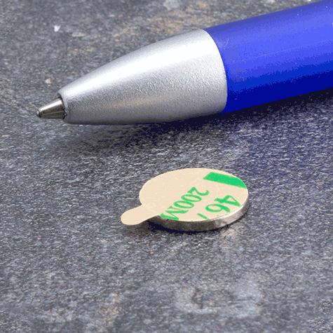 legatoria Calamita cilindrica adesiva, diametro 12mm Calamita cilindrica in ferrite diametro 12mm, altezza 2mm (forza di attrazione N35: 1300g), con adesivo permanente.