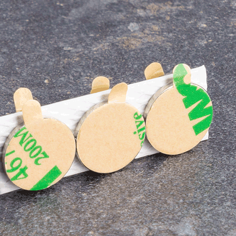 legatoria Calamita cilindrica adesiva, diametro 12mm Calamita cilindrica in ferrite diametro 12mm, altezza 2mm (forza di attrazione N35: 1300g), con adesivo permanente.