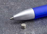 legatoria Calamita diametro 4mm. spessore 3mm Calamita cilindrica in ferrite diametro 4mm, spessore 3mm (forza di attrazione: 530g).