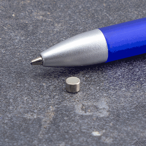 legatoria Calamita diametro 4mm. spessore 3mm Calamita cilindrica in ferrite diametro 4mm, spessore 3mm (forza di attrazione: 530g).