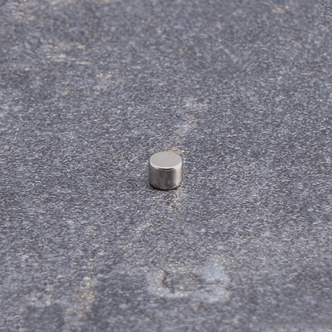 legatoria Calamita diametro 4mm. spessore 3mm Calamita cilindrica in ferrite diametro 4mm, spessore 3mm (forza di attrazione: 530g).