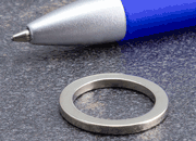 legatoria Segnagiorno magnetico calendario, diametro 20mm Diametro esterno 20mm. Diametro interno 15mm. Spessore 2mm. Magnete al Neodimio, grado magnetico N40. Lega di boro, ferro e neodimio. (forza di attrazione: 3500g).