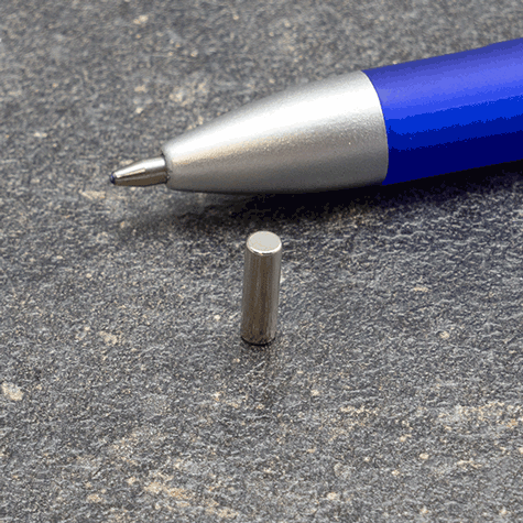 legatoria Calamita diametro 3mm. spessore 10mm Calamita cilindrica in ferrite diametro 3mm, spessore 10mm (forza di attrazione: 390g).