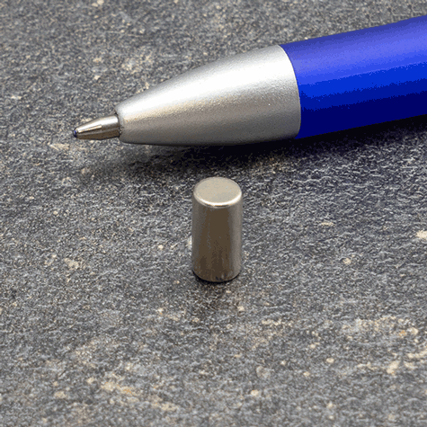 legatoria Calamita diametro 5mm. spessore 10mm Calamita cilindrica in ferrite diametro 5mm, spessore 10mm (forza di attrazione: 1100g).