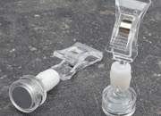 legatoria Molletta magnetica, con snodo sferico TRASPARENTE, con snodo sferico. Dimensioni: moresetto 40mm, piastra con magnete 20mm, altezza totale 70mm. LEG3867