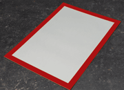 legatoria Cornice autoadesiva magnetica, ROSSA, A3 AUTOADESIVA mediante nastro biadesivo in schiuma di PE, largo: 15mm, spessore: 1mm. Il foglio protettivo trasparente antiriflesso  adeso con nastro magnetico di larghezza 7 mm. Per fogli di dimensione A3(420x297mm). Dimensioni esterne: 440x317 mm. Area visibile: 410x287mm. Altezza profilo: 25mm. LEG3881