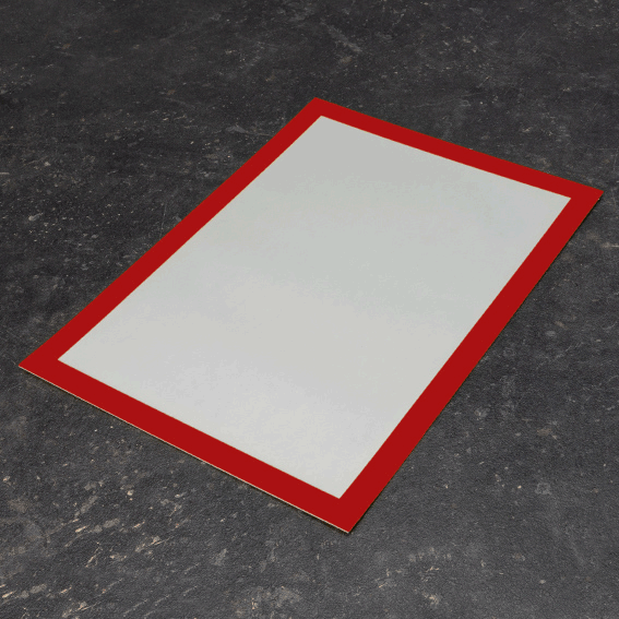 legatoria Cornice autoadesiva magnetica, ROSSA, A3 AUTOADESIVA mediante nastro biadesivo in schiuma di PE, largo: 15mm, spessore: 1mm. Il foglio protettivo trasparente antiriflesso  adeso con nastro magnetico di larghezza 7 mm. Per fogli di dimensione A3(420x297mm). Dimensioni esterne: 440x317 mm. Area visibile: 410x287mm. Altezza profilo: 25mm..