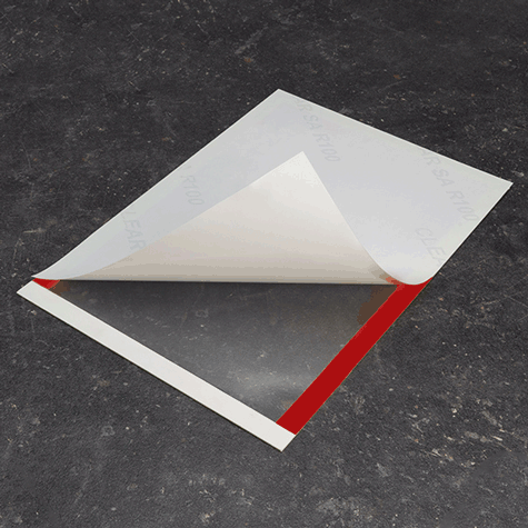 legatoria Cornice autoadesiva magnetica, ROSSA, A4 AUTOADESIVA mediante nastro biadesivo in schiuma di PE, largo: 15mm, spessore: 1mm. Il foglio protettivo trasparente antiriflesso  adeso con nastro magnetico di larghezza 7 mm. Per fogli di dimensione A4 (210x297mm). Dimensioni esterne: 230x317mm. Area visibile: 200x287. Altezza profilo: 25mm..