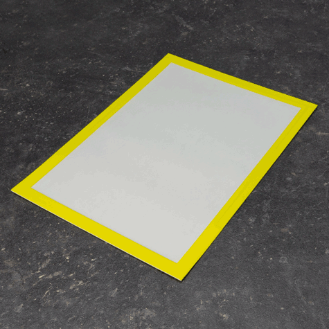 legatoria Cornice autoadesiva magnetica, GIALLO, A5 AUTOADESIVA mediante nastro biadesivo in schiuma di PE, largo: 15mm, spessore: 1mm. Il foglio protettivo trasparente antiriflesso  adeso con nastro magnetico di larghezza 7 mm. Per fogli di dimensione A5(148x210mm). Dimensioni esterne: 168x230mm. Area visibile: 138x200mm. Altezza profilo: 25mm..