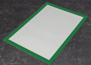 legatoria Cornice autoadesiva magnetica, VERDE, A4 AUTOADESIVA mediante nastro biadesivo in schiuma di PE, largo: 15mm, spessore: 1mm. Il foglio protettivo trasparente antiriflesso  adeso con nastro magnetico di larghezza 7 mm. Per fogli di dimensione A4 (210x297mm). Dimensioni esterne: 230x317mm. Area visibile: 200x287. Altezza profilo: 25mm..