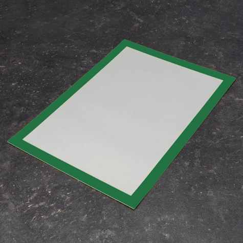 legatoria Cornice autoadesiva magnetica, VERDE, A4 AUTOADESIVA mediante nastro biadesivo in schiuma di PE, largo: 15mm, spessore: 1mm. Il foglio protettivo trasparente antiriflesso  adeso con nastro magnetico di larghezza 7 mm. Per fogli di dimensione A4 (210x297mm). Dimensioni esterne: 230x317mm. Area visibile: 200x287. Altezza profilo: 25mm..