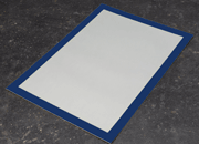 legatoria Cornice autoadesiva magnetica, BLU, A3 AUTOADESIVA mediante nastro biadesivo in schiuma di PE, largo: 15mm, spessore: 1mm. Il foglio protettivo trasparente antiriflesso  adeso con nastro magnetico di larghezza 7 mm. Per fogli di dimensione A3(420x297mm). Dimensioni esterne: 440x317 mm. Area visibile: 410x287mm. Altezza profilo: 25mm..