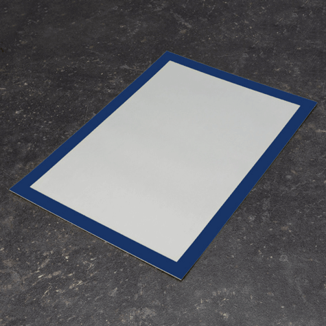 legatoria Cornice autoadesiva magnetica, BLU, A3 AUTOADESIVA mediante nastro biadesivo in schiuma di PE, largo: 15mm, spessore: 1mm. Il foglio protettivo trasparente antiriflesso  adeso con nastro magnetico di larghezza 7 mm. Per fogli di dimensione A3(420x297mm). Dimensioni esterne: 440x317 mm. Area visibile: 410x287mm. Altezza profilo: 25mm..