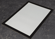 legatoria Cornice autoadesiva magnetica, NERA, A3 AUTOADESIVA mediante nastro biadesivo in schiuma di PE, largo: 15mm, spessore: 1mm. Il foglio protettivo trasparente antiriflesso  adeso con nastro magnetico di larghezza 7 mm. Per fogli di dimensione A3(420x297mm). Dimensioni esterne: 440x317 mm. Area visibile: 410x287mm. Altezza profilo: 25mm..