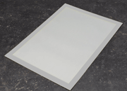 legatoria Cornice autoadesiva magnetica, ARGENTO, A5 AUTOADESIVA mediante nastro biadesivo in schiuma di PE, largo: 15mm, spessore: 1mm. Il foglio protettivo trasparente antiriflesso  adeso con nastro magnetico di larghezza 7 mm. Per fogli di dimensione A5(148x210mm). Dimensioni esterne: 168x230mm. Area visibile: 138x200mm. Altezza profilo: 25mm. LEG3891