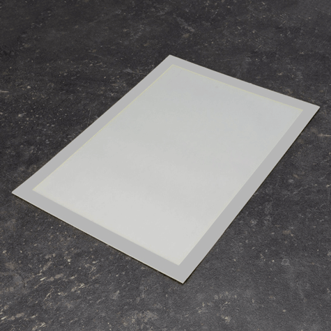 legatoria Cornice autoadesiva magnetica, ARGENTO, A5 AUTOADESIVA mediante nastro biadesivo in schiuma di PE, largo: 15mm, spessore: 1mm. Il foglio protettivo trasparente antiriflesso  adeso con nastro magnetico di larghezza 7 mm. Per fogli di dimensione A5(148x210mm). Dimensioni esterne: 168x230mm. Area visibile: 138x200mm. Altezza profilo: 25mm..
