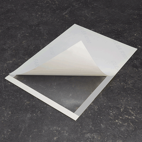 legatoria Cornice autoadesiva magnetica, ARGENTO, A5 AUTOADESIVA mediante nastro biadesivo in schiuma di PE, largo: 15mm, spessore: 1mm. Il foglio protettivo trasparente antiriflesso  adeso con nastro magnetico di larghezza 7 mm. Per fogli di dimensione A5(148x210mm). Dimensioni esterne: 168x230mm. Area visibile: 138x200mm. Altezza profilo: 25mm..