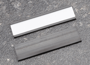 legatoria Porta etichette magnetico 15x60mm Altezza 15mm, lunghezza 60mm, spessore 1mm. Il porta etichette include etichetta in carta e una pellicola protettiva trasparente. Magnete isotropo LEG3932