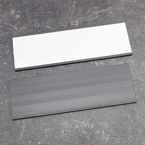 legatoria Porta etichette magnetico 50x150mm Altezza 50mm, lunghezza 150mm, spessore materiale 1mm, spessore totale 3mm. Il porta etichette include etichetta in carta e una pellicola protettiva trasparente. Magnete isotropo.
