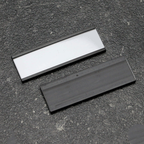legatoria Porta etichette magnetico 25x80mm Altezza 25mm, lunghezza 80mm, spessore 1mm. Il porta etichette include l'etichetta in carta e una pellicola protettiva trasparente. Magnete isotropo.