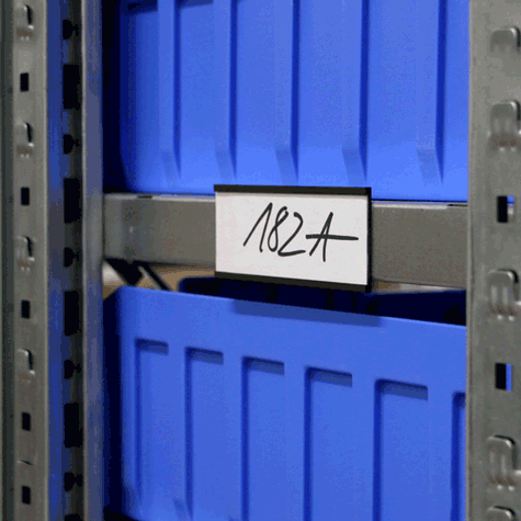 legatoria Porta etichette magnetico 25x80mm Altezza 25mm, lunghezza 80mm, spessore 1mm. Il porta etichette include l'etichetta in carta e una pellicola protettiva trasparente. Magnete isotropo.