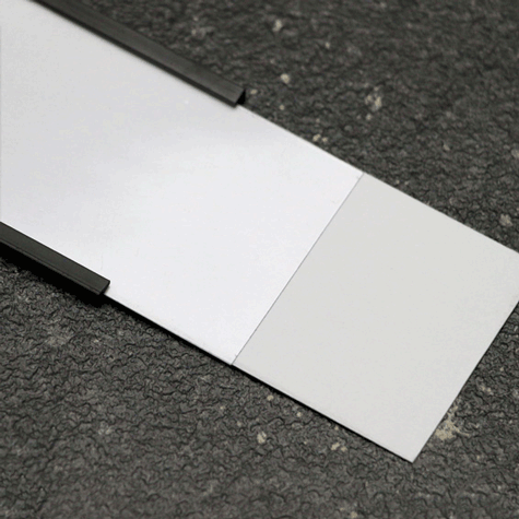 legatoria Porta etichette magnetico 25x80mm Altezza 25mm, lunghezza 80mm, spessore 1mm. Il porta etichette include l'etichetta in carta e una pellicola protettiva trasparente. Magnete isotropo.