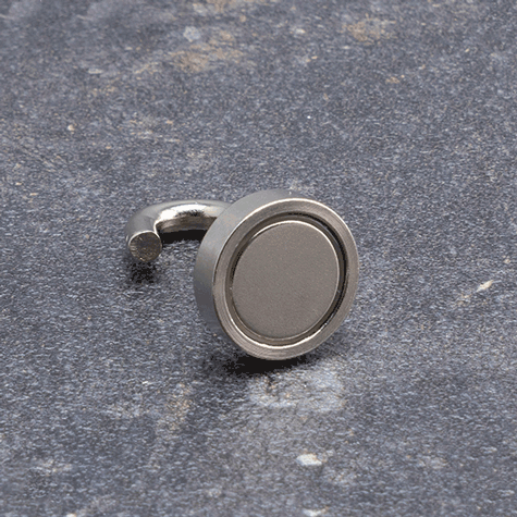 legatoria Gancio magnetico, diametro 16mm ARGENTO, in metallo, con magnete al neodimio. Diametro 16mm, alto 27mm, calamita con grado magnetico N38 (forza di attrazione:8kg).