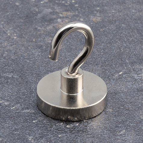 legatoria Gancio magnetico, diametro 32mm ARGENTO, in metallo, con magnete al neodimio. Diametro 32mm, alto 40mm, calamita con grado magnetico N38 (forza di attrazione:30kg).