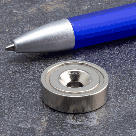 legatoria Magnete con foro svasato, 20mm NICHELATO, in metallo, con magnete al neodimio N38. Diametro: 20mm, altezza: 6mm, larghezza foro: 4.5-9.46mm (forza di attrazione:9000g).