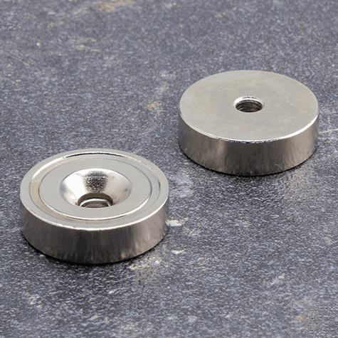 legatoria Magnete con foro svasato, 25mm NICHELATO, in metallo, con magnete al neodimio N38. Diametro: 25mm, altezza: 5mm, larghezza foro: 5.5-11.7mm (forza di attrazione:19kg).