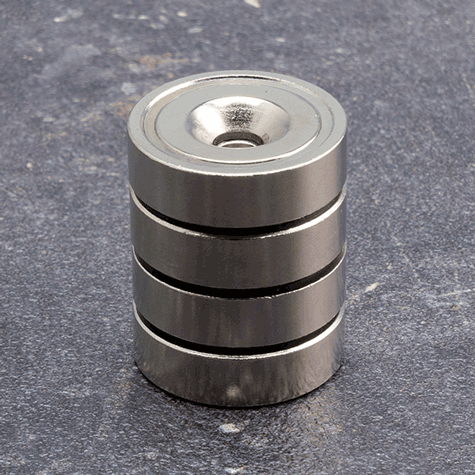 legatoria Magnete con foro svasato, 25mm NICHELATO, in metallo, con magnete al neodimio N38. Diametro: 25mm, altezza: 5mm, larghezza foro: 5.5-11.7mm (forza di attrazione:19kg).