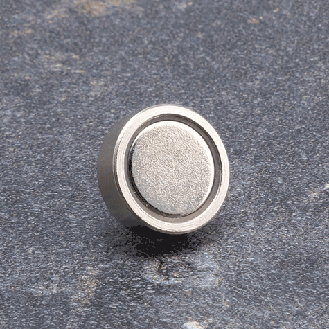 legatoria Magnete con vite, 16mm NICHELATO, in metallo, con magnete al neodimio N42. Diametro: 16mm, altezza: 13.5mm (forza di attrazione:8000g).